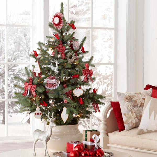 Dekoration des Weihnachtsbaumes rot couch