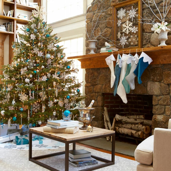 Dekoration des Weihnachtsbaumes schneeflocke tisch