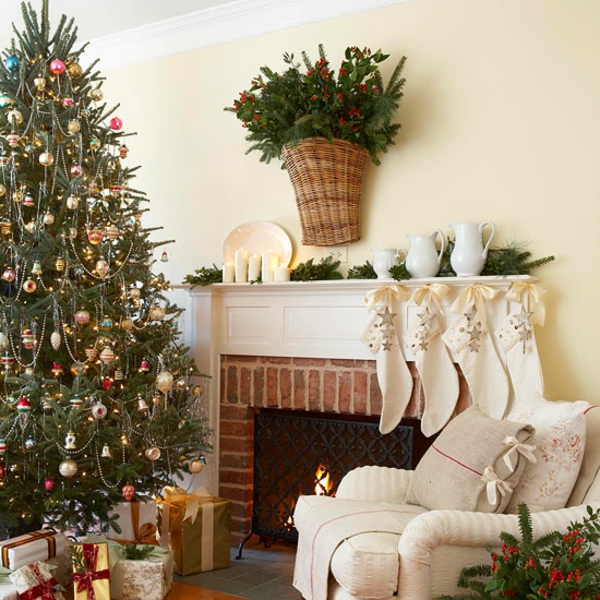 Dekoration des Weihnachtsbaumes strümpfe kamin sofa