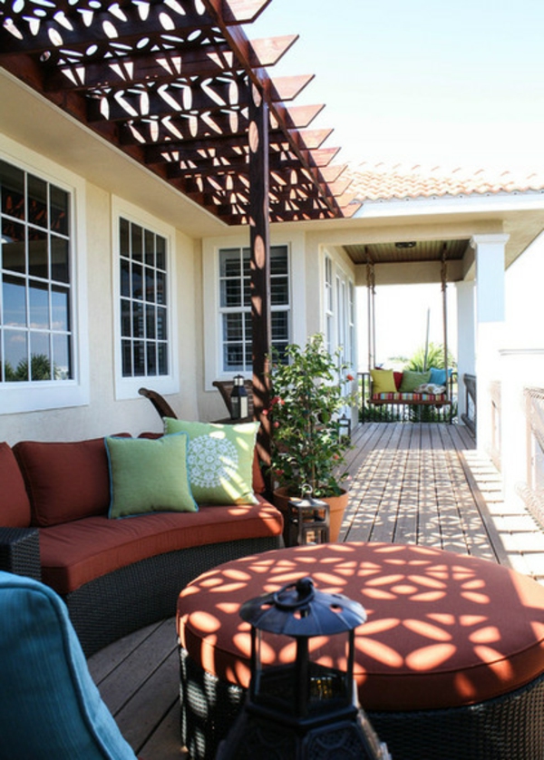Entspannte Urlaubsstimmung im eigenen Haus couch rot tisch patio