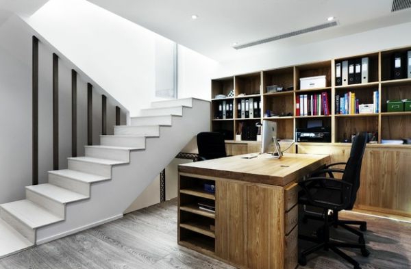 Heimbüro erfolgreich teilen schreibtisch stuhl treppe holz