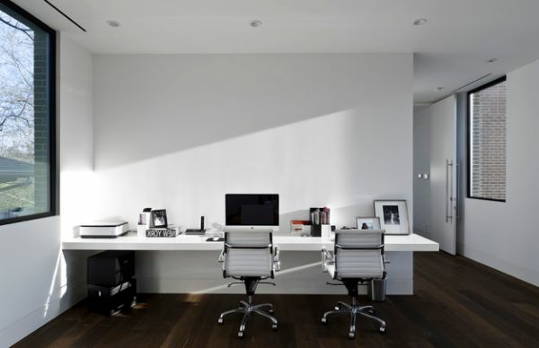 Heimbüro erfolgreich teilen schreibtisch stuhl weiß minimalistisch
