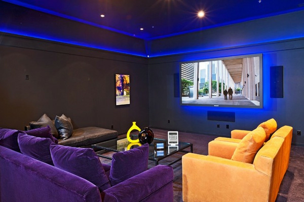 Heimkino Design gelb couch lila