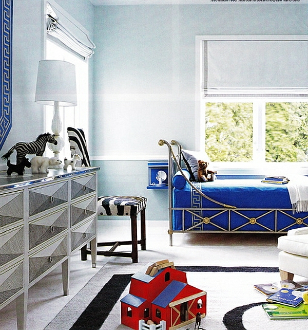 Kinderzimmer eines Jungen bett blau lampe haus hocker