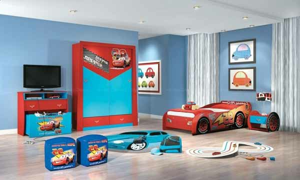 Kinderzimmer eines Jungen blau rot auto bild