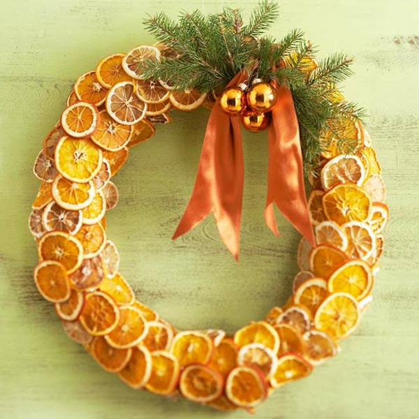 Kreative Weihnachtskranz orange band