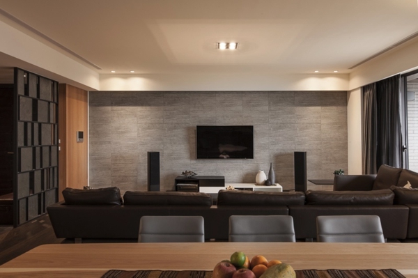 Organisches und minimalistisches Interior braun tisch holz grau couch