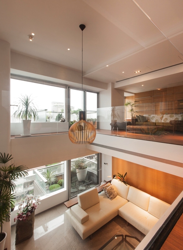 Organisches und minimalistisches Interior leuchter weiß couch pflanzen