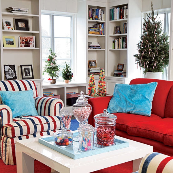 Schön Weihnachten Wohnzimmer weihnachtsbaum rot couch tisch gestreift sofa regale süßigkeiten