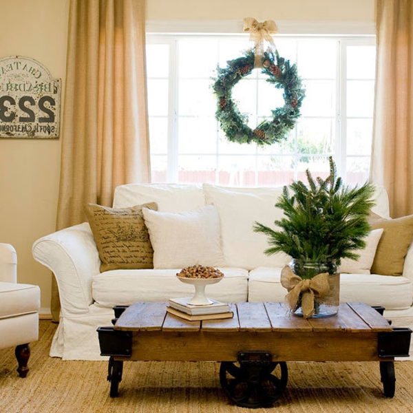 Schön Weihnachten Wohnzimmer weihnachtsbaum weiß couch holz tisch kranz tannenzweige
