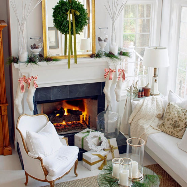 Schön Weihnachten Wohnzimmer weihnachtsbaum weiß couch sofa tisch kamin strumpf kranz