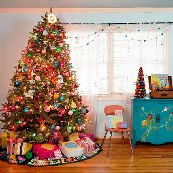 Schöne Weihnachten Wohnzimmer weihnachtsbaum bunt lichter geschenke