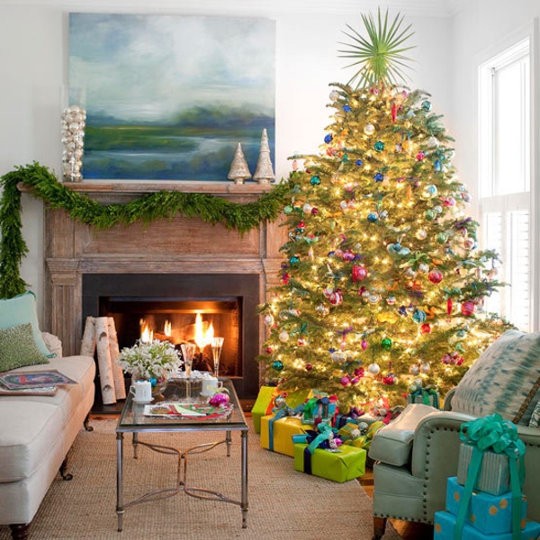 Schöne Weihnachten Wohnzimmer weihnachtsbaum golden girlande tisch bunt
