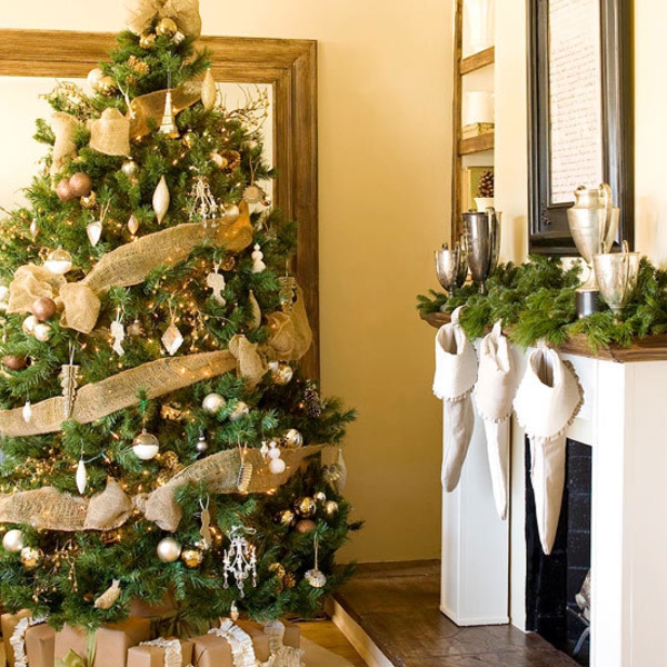 Schöne Weihnachten Wohnzimmer weihnachtsbaum golden strumpf