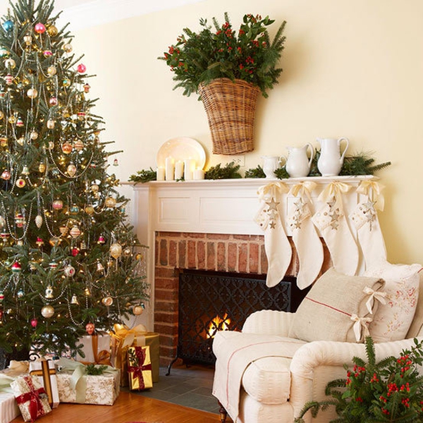 Schöne Weihnachten Wohnzimmer weihnachtsbaum kamin strumpf weiß tannenzweige 