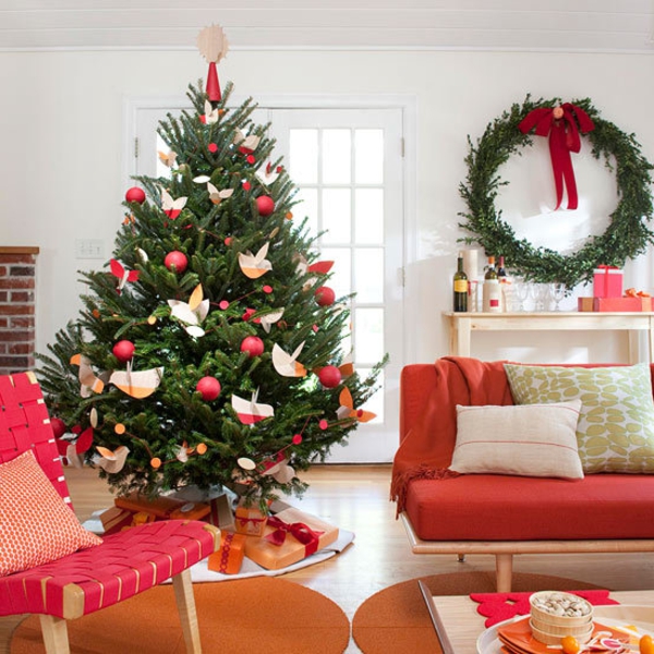 Schöne Weihnachten Wohnzimmer weihnachtsbaum orange rot kranz couch