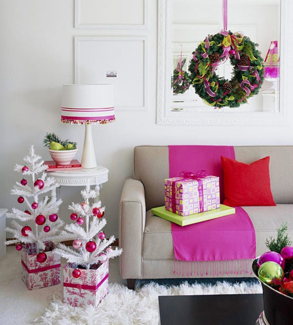 Schöne Weihnachten Wohnzimmer weihnachtsbaum rosa kranz geschenk couch lampe