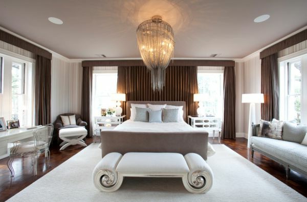 Stilvolle Interiors bett schlafzimmer leuchter couch lampe