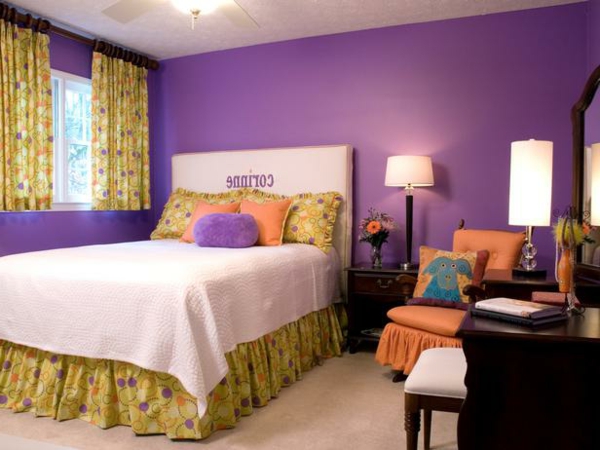 Wundervolle Farben für das Schlafzimmer lila bett sofa