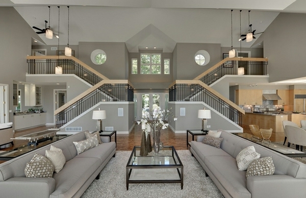 beeindruckende Wohnzimmer Dekoration grau tisch couch treppe leuchter