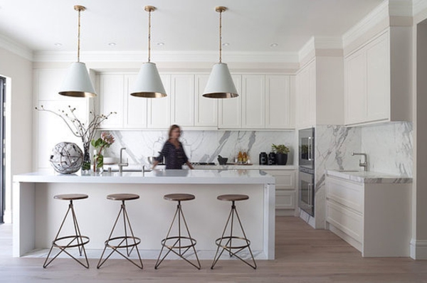 coole stilvolle Küche Designs weiß marmor leuchter kücheninsel barhocker pflanzen schrank