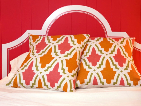 einfache handgemachte Bettkopfteile rot weiß orange kissen
