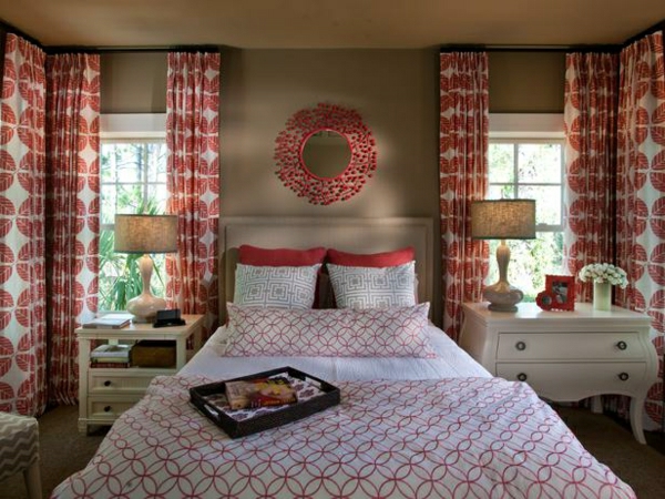 farben im schlafzimmer wandfarbe beige rot gardinen bettwäsche