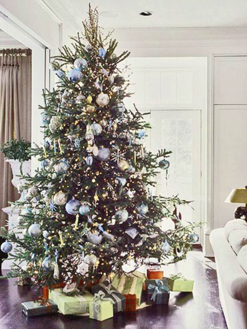 geschmückter weihnachtsbaum traditionellgeshenke hellblauessbaredeko