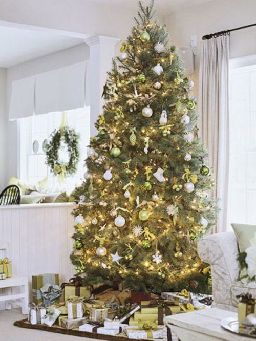 geschmückter weihnachtsbaum traditionell geshenke hoch grün gold