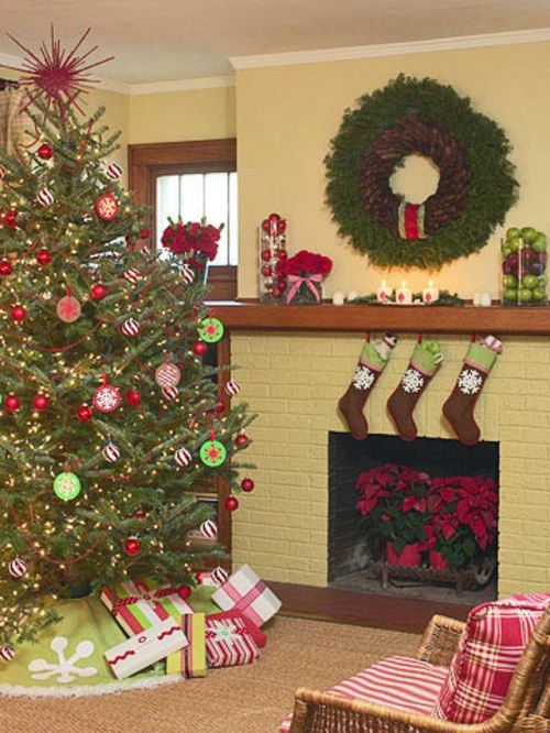 geschmückter weihnachtsbaum traditionell geshenke hoch kamin rot