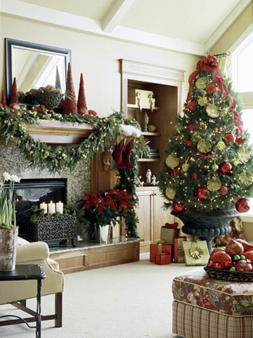 geschmückter weihnachtsbaum traditionell geshenke kamin