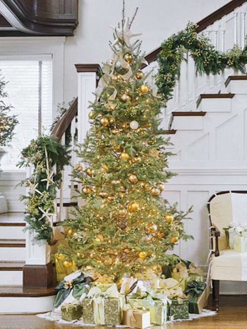 geschmückter weihnachtsbaum traditionell geshenke lichtergold
