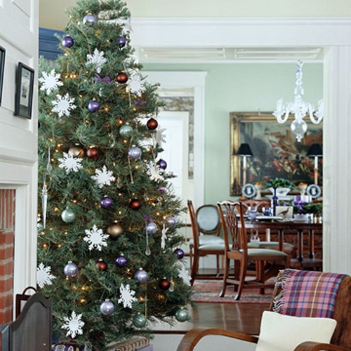 geschmückter weihnachtsbaum traditionell geshenke zierornamente