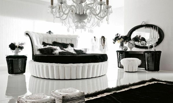 großartige schwarz weiß Schlafzimmer bett kronleuchter federkissen hocker