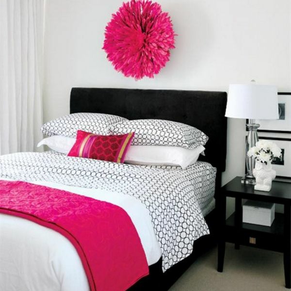 großartige schwarz-weiß Schlafzimmer bett rosa lampe nachttisch