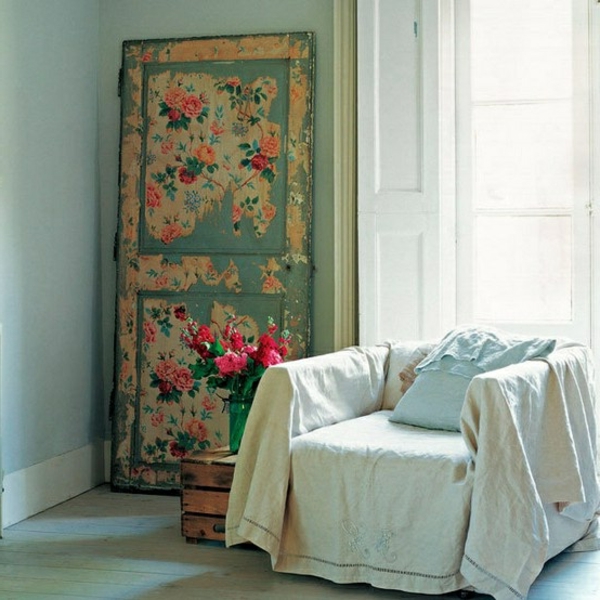 handgemachte Möbel und Dekorationen aus alten Türen sofa blumen