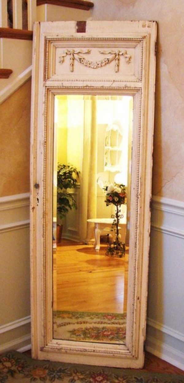 handgemachte Möbel und Dekorationen aus alten Türen spiegel