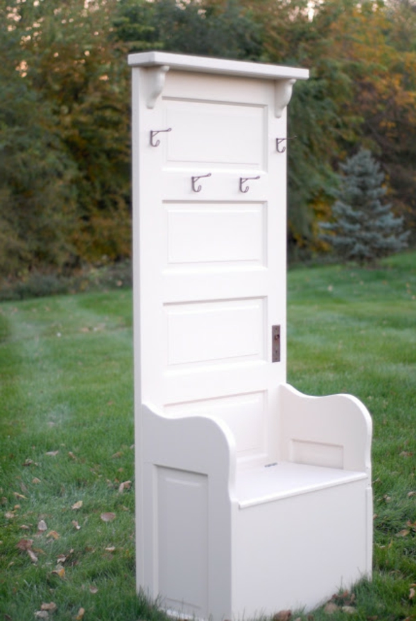 handgemachte Möbel und Dekorationen aus alten Türen stuhl weiß