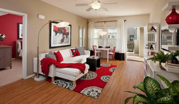 klein Wohnzimmer rot weiß couch