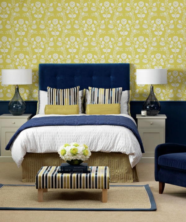 modernes Schlafzimmer bett gelb wandverkleidung bank lampe