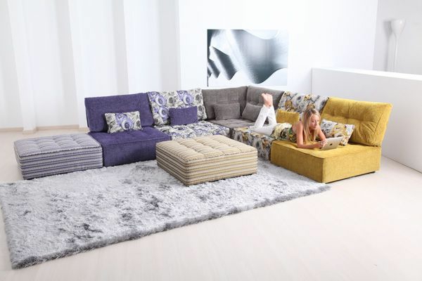 modular Sofas lila gelb gemustert teppich