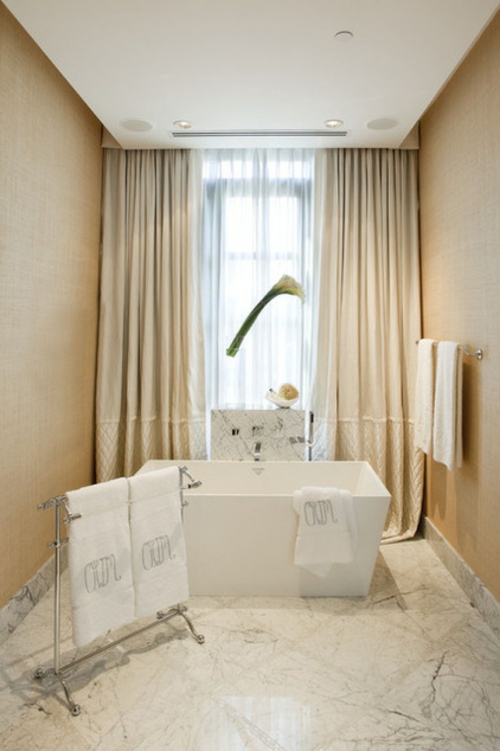 raumgestaltung ideen badewanne eckig beige farbe gardinen bad