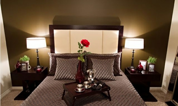 romantische Schlafzimmer Designs braun lampen nachttisch rose