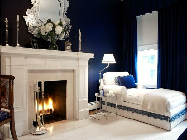schlafzimmer farben blau königsblau wandfarbe dekokissen kamin