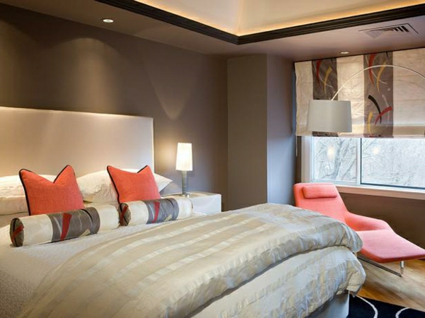 schlafzimmer farben wandfarbe grau orange liege dekokissen