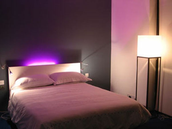 stilvoll Beleuchtung im Schlafzimmer lila bett