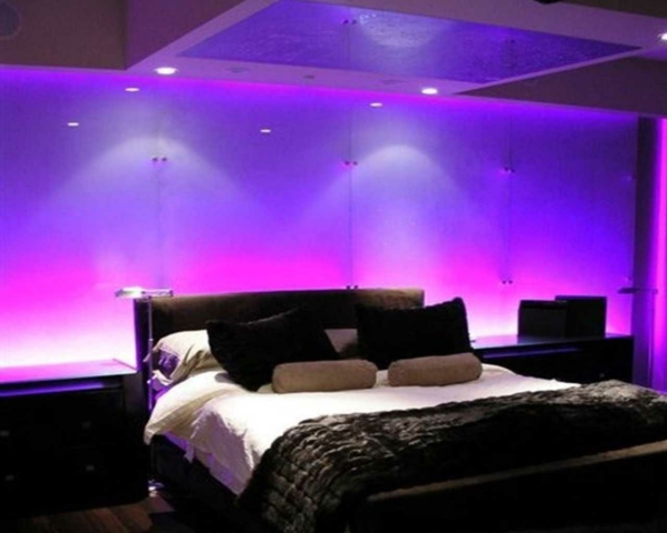 stilvoll Beleuchtung im Schlafzimmer lila rosa bett