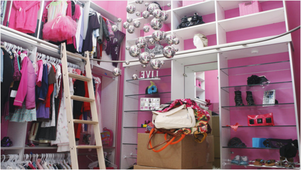 Aufbewahrung im Jugendzimmer Mädchen rosa regale kleider leiter
