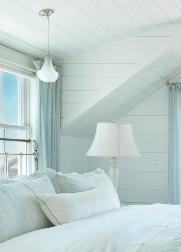 Schlafzimmer am Meer bett bettwäsche weiß lampe