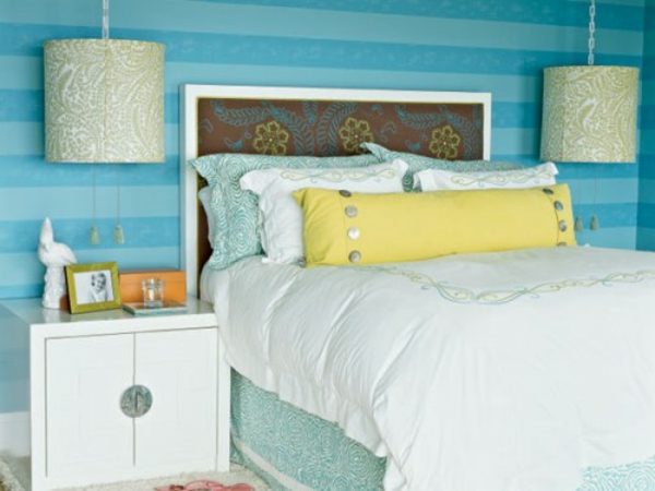 Wand hinter Bettkopfteil bett blau nachttisch leuchter